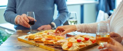 deux personnes entrain de manger des amuse-bouche